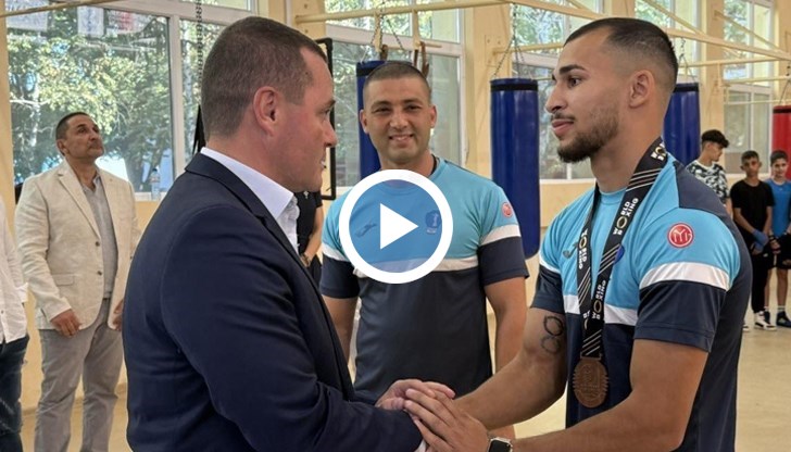 Пенчо Милков и спортното училище наградиха боксьора за бронза от световното