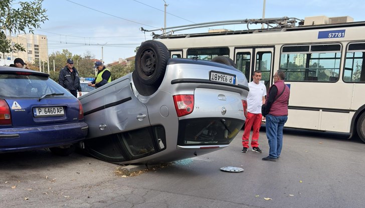 Шофьорката получи рана на главата, а двама пешеходци се отърваха на косъм