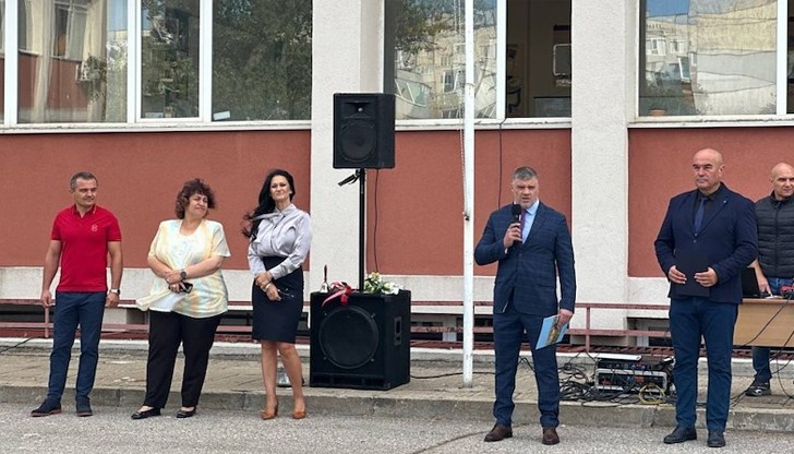 Тържествена церемония събра официални гости и родители на първия учебен ден