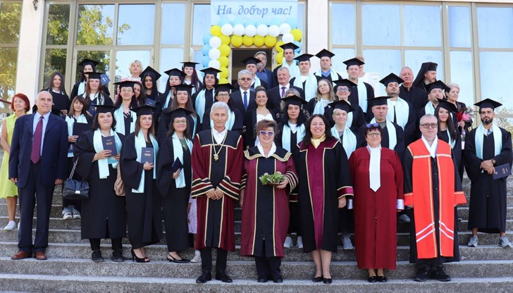 Връчиха дипломите на 56 абсолвенти