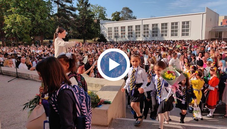 Директорката Добромира Николова поздрави децата и родителите за началото на новата учебна година