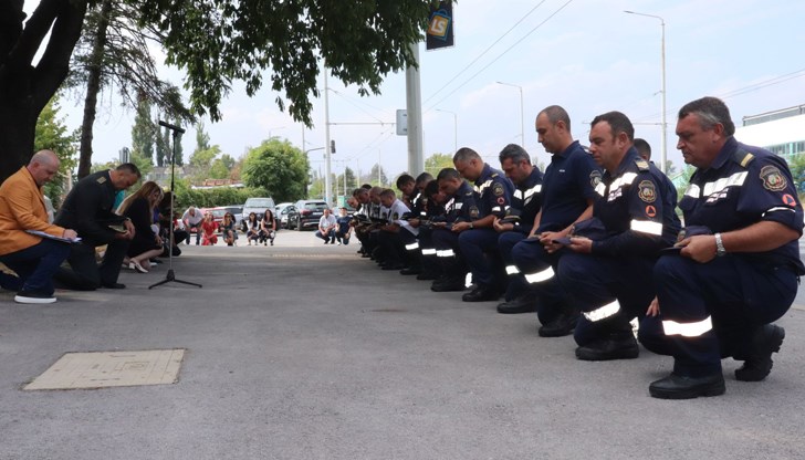 Отличиха 25 служители на пожарната с награди по случай професионалния празник