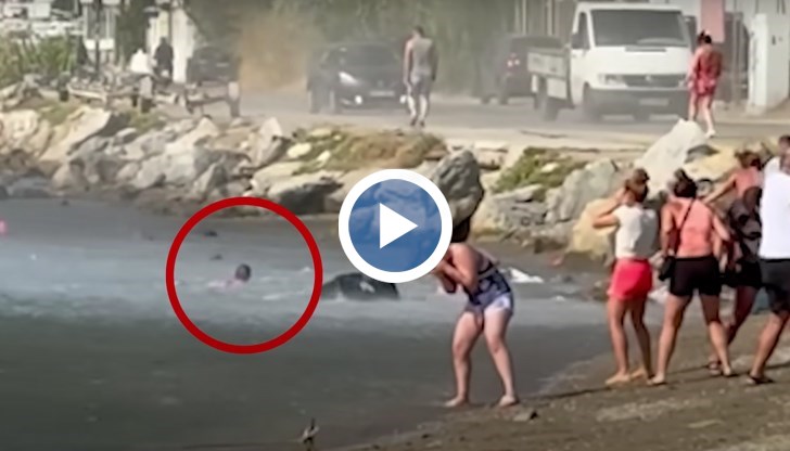 Мощните въздушни струи отнесоха и човек във водата