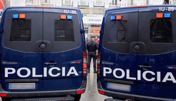 Полицията разследва случая като разчистване на сметки между младежки банди