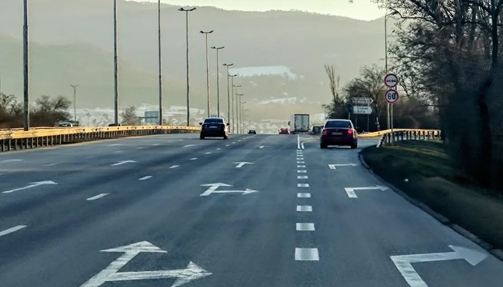 Полагат нова настилка на 8 километра в платното за столицата