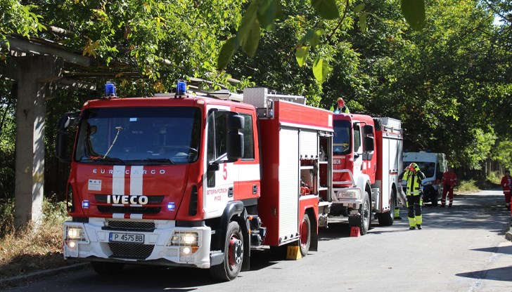 Огънят в местността "Касева чешма" се е разпространил в три дворни места
