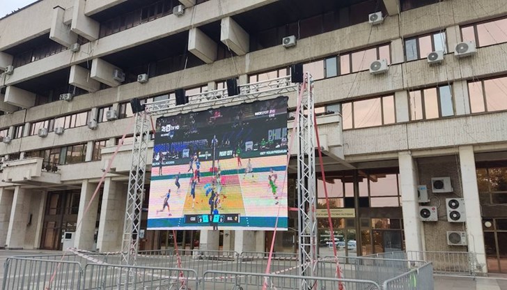 Екранът е разположен пред сградата на местната администрация