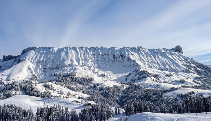 На места снежната покривка достигна 20 сантиметра, блокирайки ключови маршрути