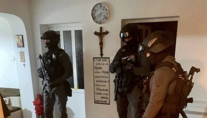 Петима души са задържани при спецакция, иззети са дрога, боеприпаси и над 70 000 лева