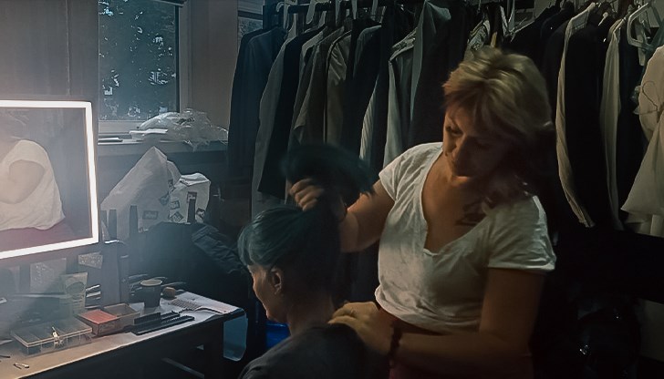 Цветелина Койнова участва в продукцията и като статист с костюм от 30-те години