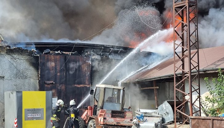 Четири екипа на пожарната се борят с огъня, който тръгна от отпадъци зад база на таксиметрова фирма
