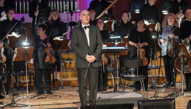 Маестро Владимир Бошнаков дирижира спектакъла в зала „Филхармония"