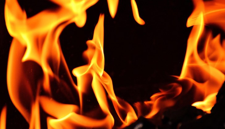 Огънят унищожи три стаи, покрива и съседна постройка