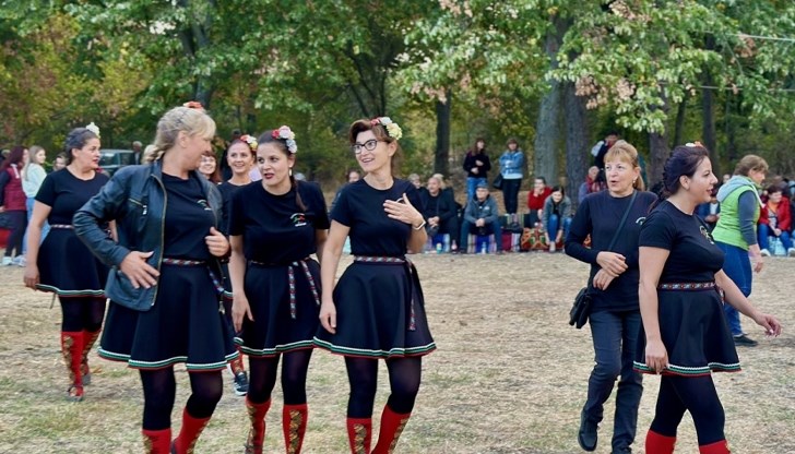 Фолклор, обичаи и възстановки съживиха българските традиции