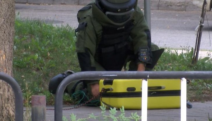 Полицията подготвя контролиран взрив на изоставен куфар в морската столица Полицията подготвя контролиран взрив на изоставен куфар в морската столица