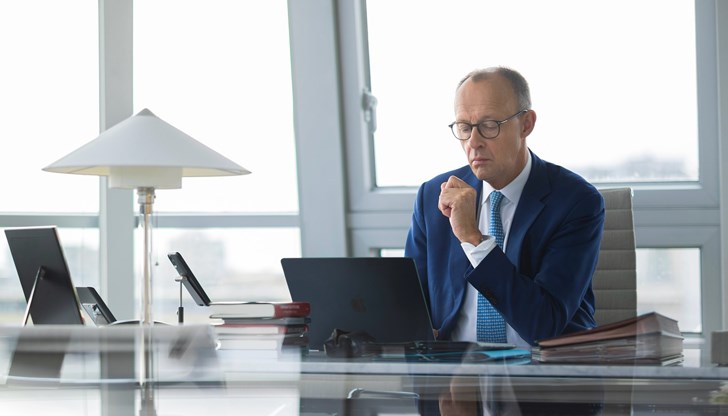 Германският канцлер смята, че автомобилната индустрия трябва да следва по-мек път към климатична неутралност