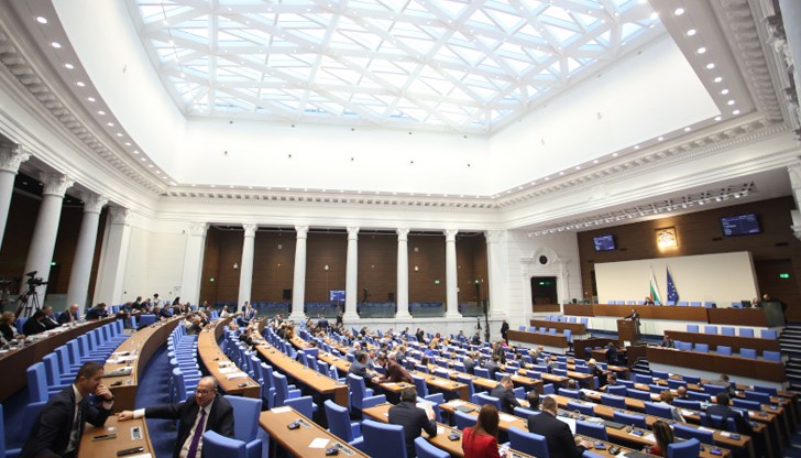 Гласуването е насрочено за 16:45 часа днес, опозицията разчита на 105 гласа