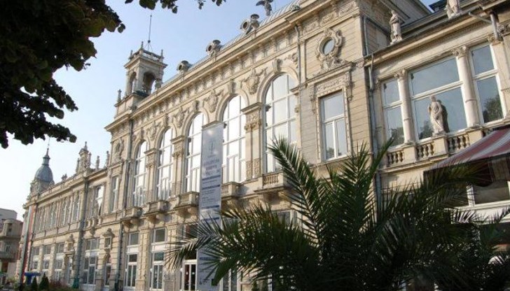 Маестро Димитър Косев дирижира класическите произведения тази вечер в Доходното здание Маестро Димитър Косев дирижира класическите произведения тази вечер в Доходното здание