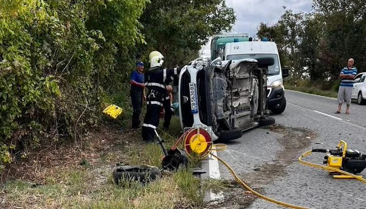 ТИР и лек автомобил се удариха межди двата разклона за Две могили