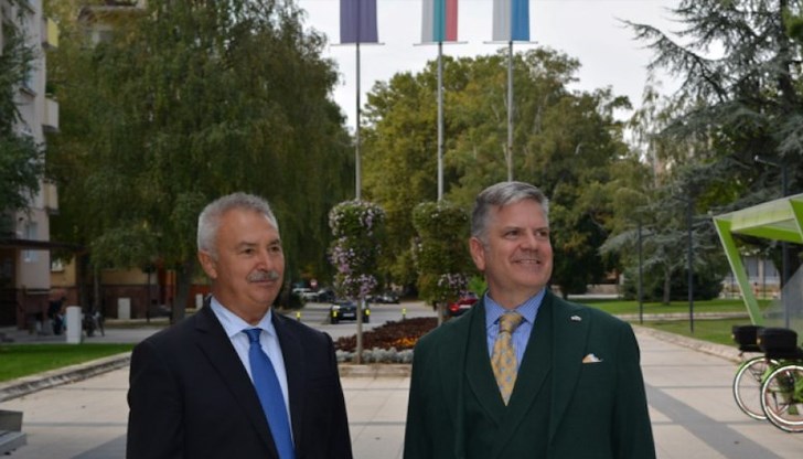 Мартин Макдауъл разговаря с кмета Златко Живков за бъдещото сътрудничество между САЩ и региона Мартин Макдауъл разговаря с кмета Златко Живков за бъдещото сътрудничество между САЩ и региона