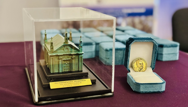 Макети на гробницата и възпоменателни монети получиха спомоществователите на тригодишната