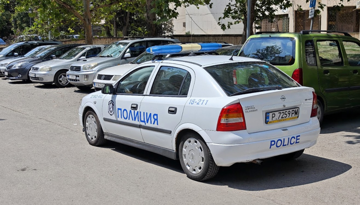 Група от четири младежи е нападнала и ограбила двама приятели