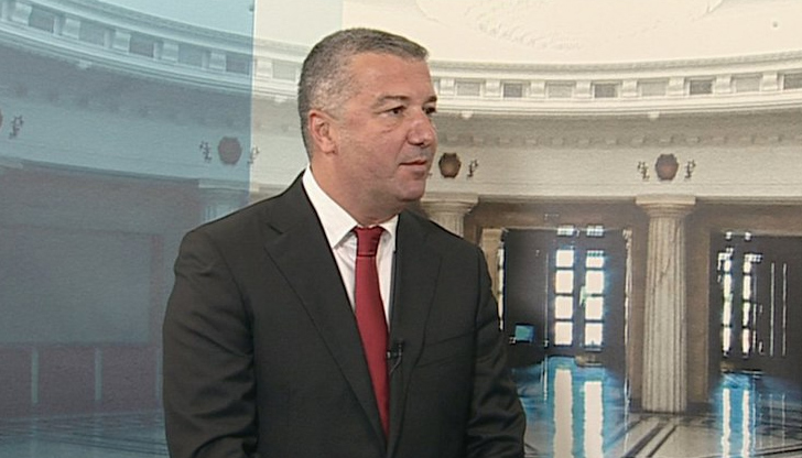 Шефът на левите депутати критикува десните за липса на управленска