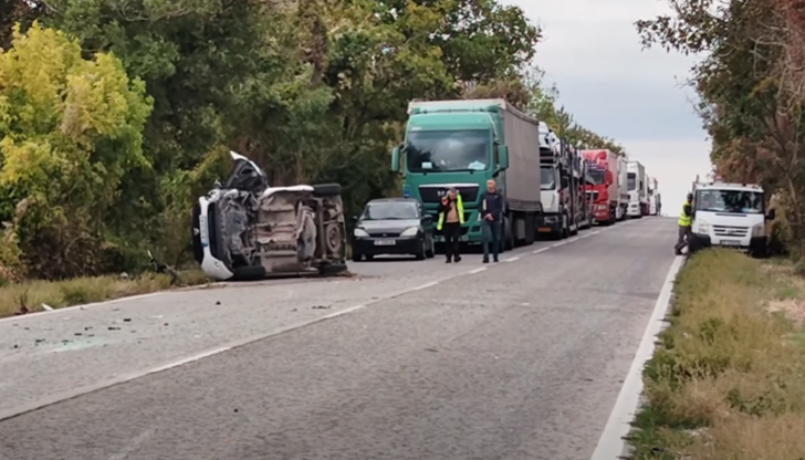 Наложило се е спасители да режат автомобила, за да извадят