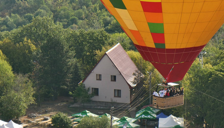 Над 300 души се издигнаха до 30 метра височина за