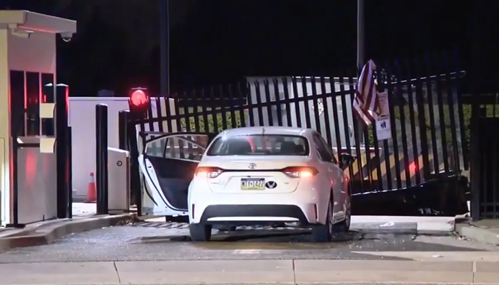 Нападателят е идентифициран като Доналд ХенсънМъж се вряза с автомобила