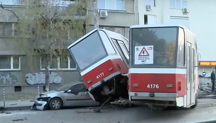 Ватманът слязъл за кафе, а мотрисата тръгнала и се забила