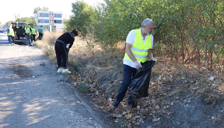 Впрегнаха служителите от Областна администрация - Русе да чистят силно