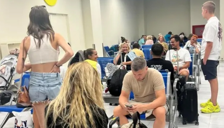 Самолет на Райънеър за София пострада при товарене, пътниците чакат