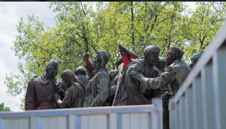 Извършителят е установен от СДВР, всички части на монумента са