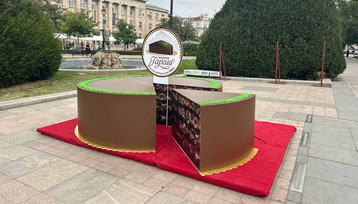 Макети на сладкия десерт вече красят центъра на града, Владо