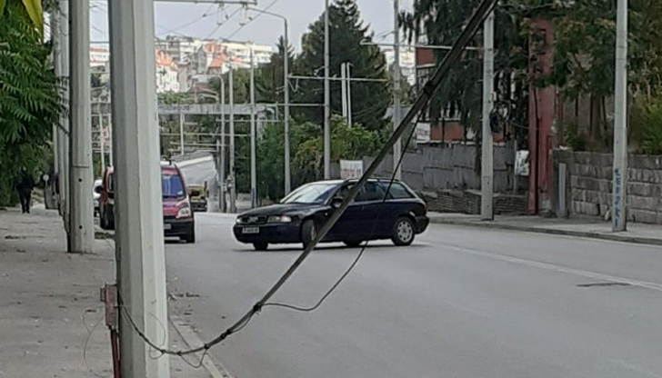 Вероятно кабелът се е скъсал при бурята преди няколко дниВисящ