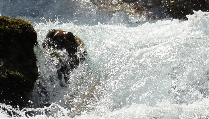 Жената се задържала за дънер в бурните води на реката,