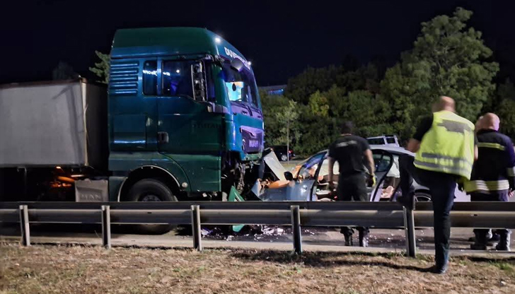 Инцидентът стана около полунощ, няма данни за пострадалиКамион и лека