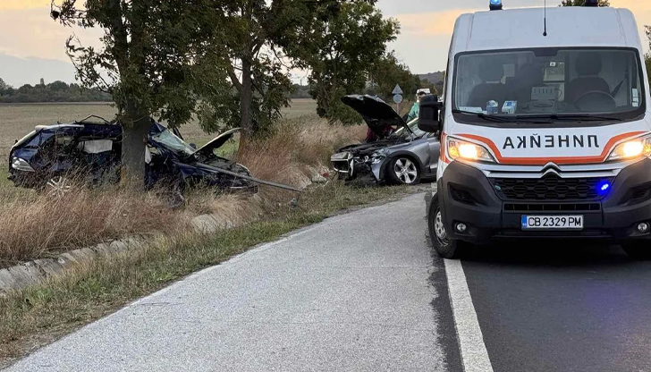 Нисан се вряза челно в Тойота, шофьорът е в критично