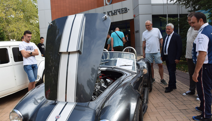 Експозицията с близо 20 класически автомобила остава отворена до 19