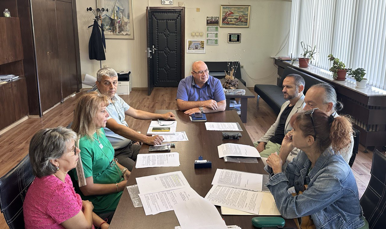 Драматичният театър подготвя испанска комедия, а Кукленият театър – мащабен