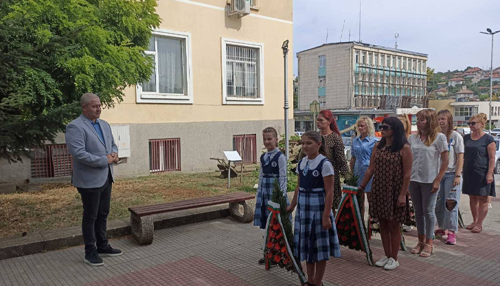 Восъчната фигура на княз Александър I Батенберг очаква посетители в