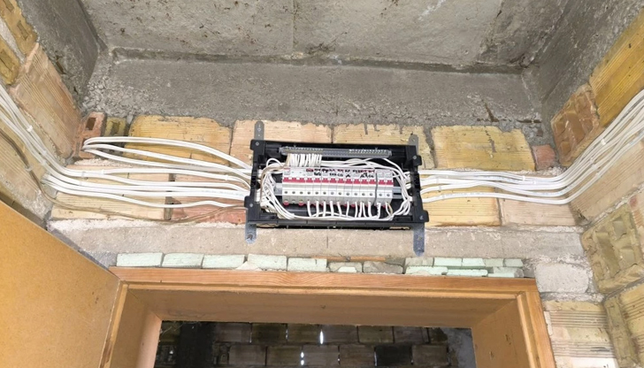 Електротехникът е в чужбина, но обещава да провери случая на