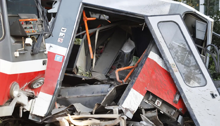 Камери заснемат младежи, които проникват в кабината на трамваяТрамваят, който