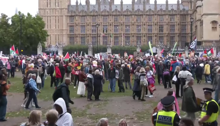 Десетки протестиращи се събраха пред двореца Уиндзор, а полицията задържа