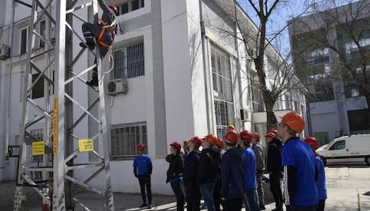 Програмите започват от 1 октомври с месечни възнаграждения между 300