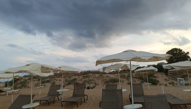 Валежи и гръмотевични бури ще преминат през страната преди първия