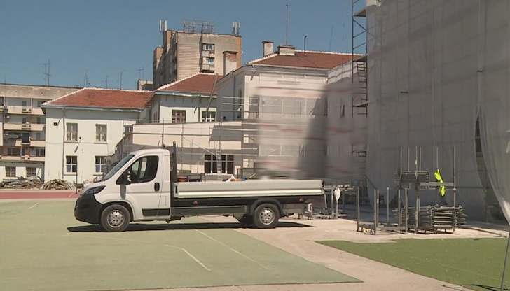 Школото в центъра на Русе е в ремонтС настъпването на