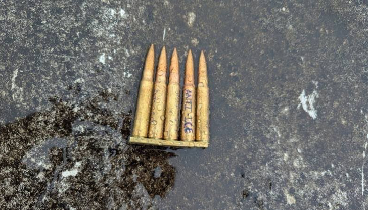 Нападателят е оставил антиимиграционни послания на куршумите преди да се