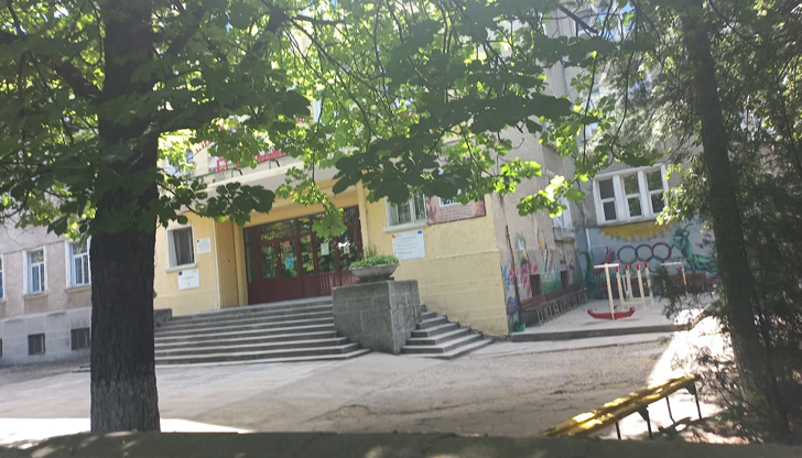 Няма пострадали при инцидента, ученикът е задържан от полициятаУченик от